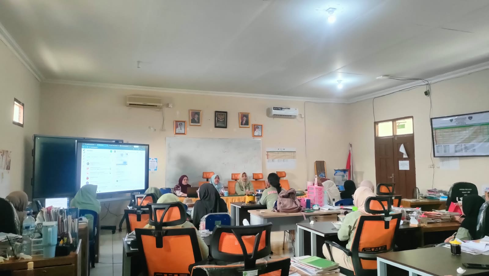 Komunitas Belajar Perisai Pemanfaatan Panel Interaktif Digital 